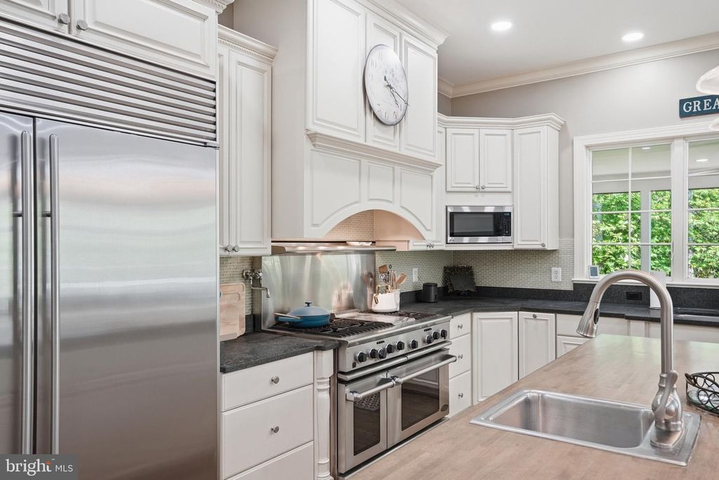 Image 18 of property listing at 1133 SPRINGVALE RD, Great Falls, VA 22066
