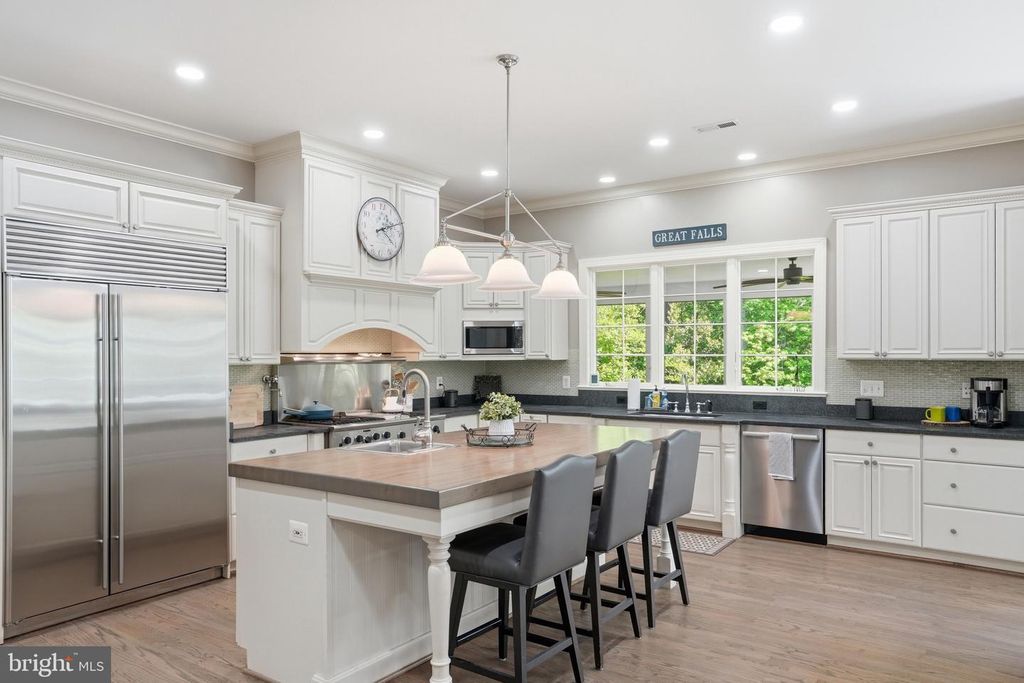 Image 3 of property listing at 1133 SPRINGVALE RD, Great Falls, VA 22066