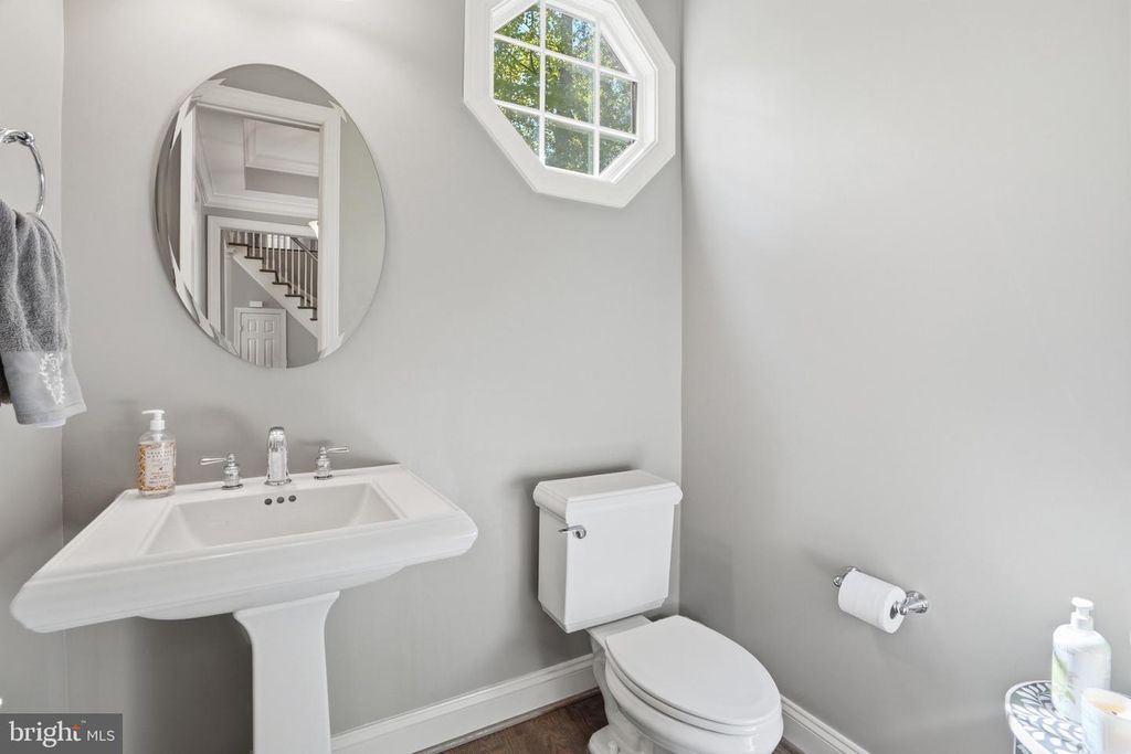 Image 34 of property listing at 1133 SPRINGVALE RD, Great Falls, VA 22066