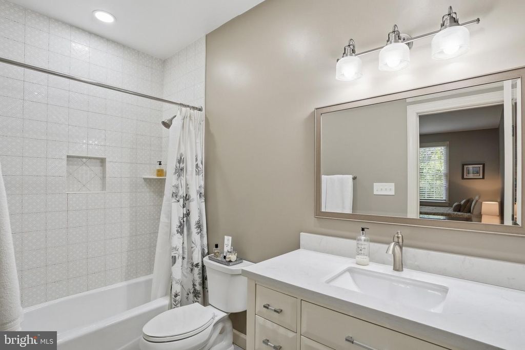 Image 60 of property listing at 1133 SPRINGVALE RD, Great Falls, VA 22066