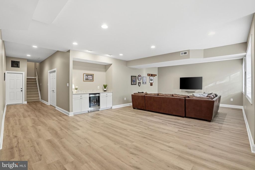 Image 64 of property listing at 1133 SPRINGVALE RD, Great Falls, VA 22066