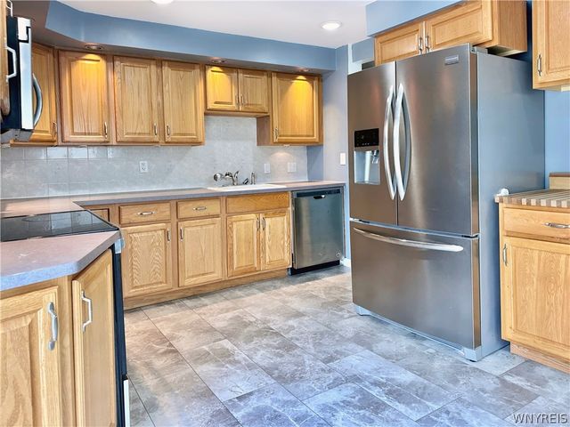 173 Oakhill Drive, Hamburg, NY 14075