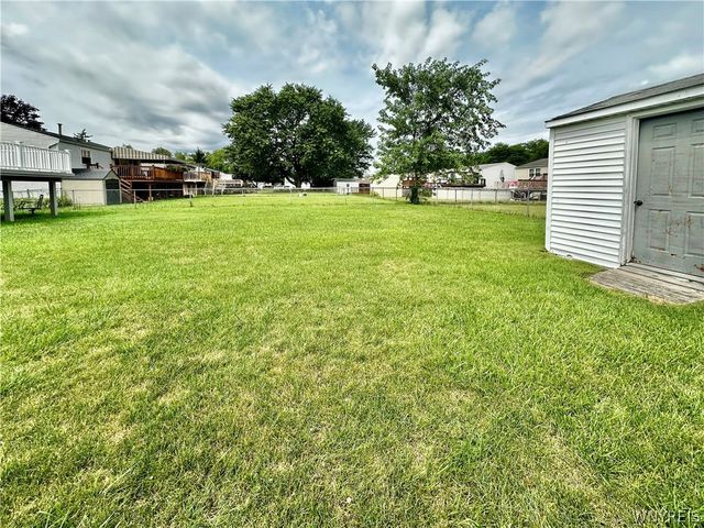 173 Oakhill Drive, Hamburg, NY 14075