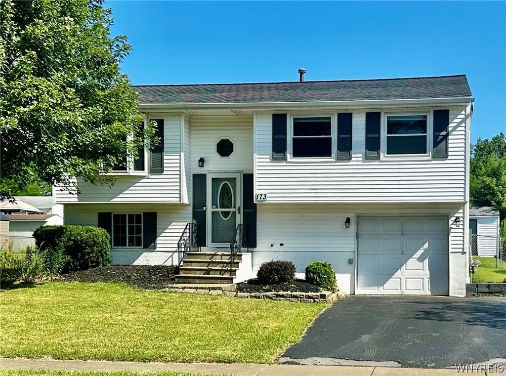 173 Oakhill Drive, Hamburg, NY 14075