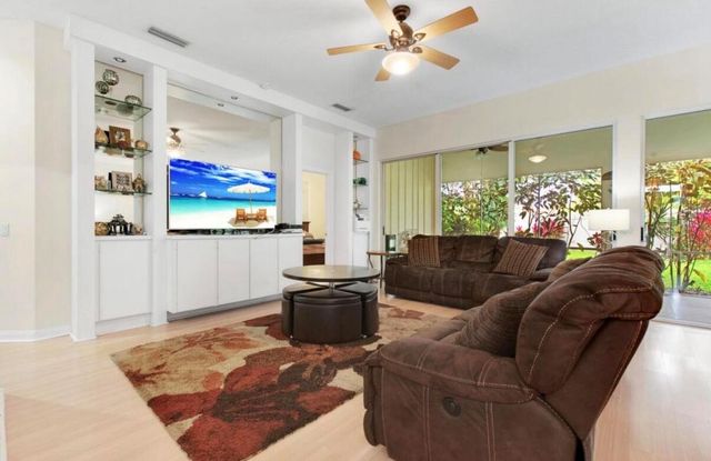 1092 Bedford Avenue, Palm Beach Gardens, FL 33403