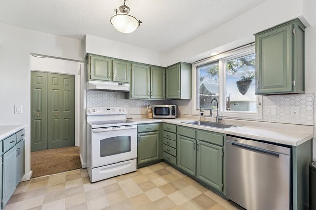 218 Jeanne Avenue E, Eden Valley, MN 55329