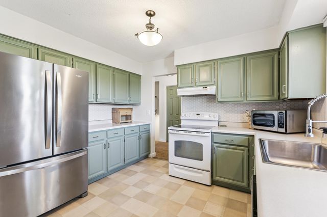 218 Jeanne Avenue E, Eden Valley, MN 55329