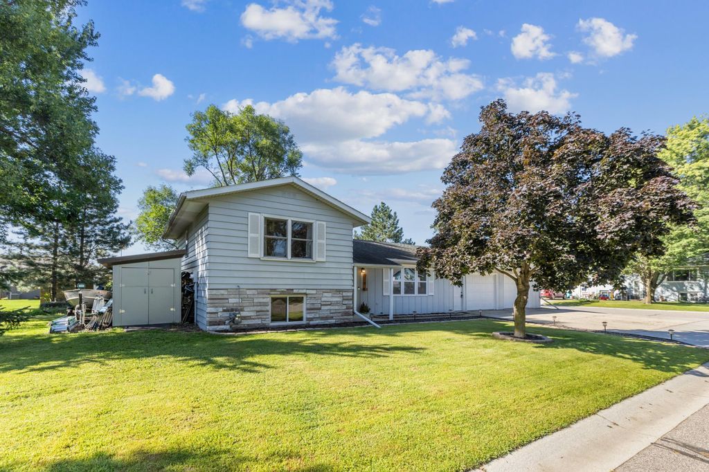 218 Jeanne Avenue E, Eden Valley, MN 55329
