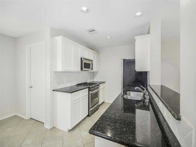 1140 W 25th Street B, Houston, TX 77008