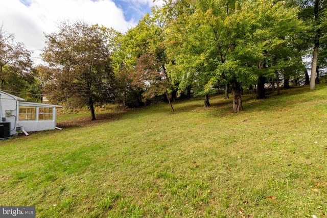 883 STEVENS LN, Upper Holland, PA 19053