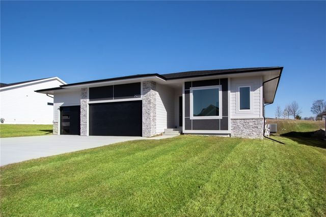 2925 NE Brentwood Circle, Grimes, IA 50111