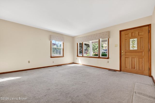 6137 Middlerose Cir, Louisville, KY 40272