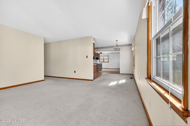 6137 Middlerose Cir, Louisville, KY 40272