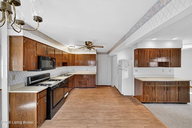 6137 Middlerose Cir, Louisville, KY 40272