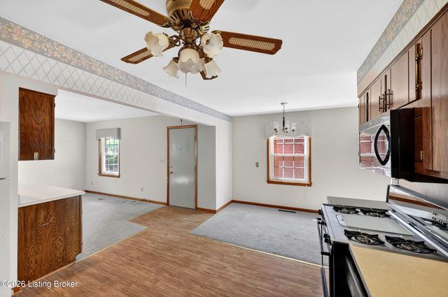 6137 Middlerose Cir, Louisville, KY 40272