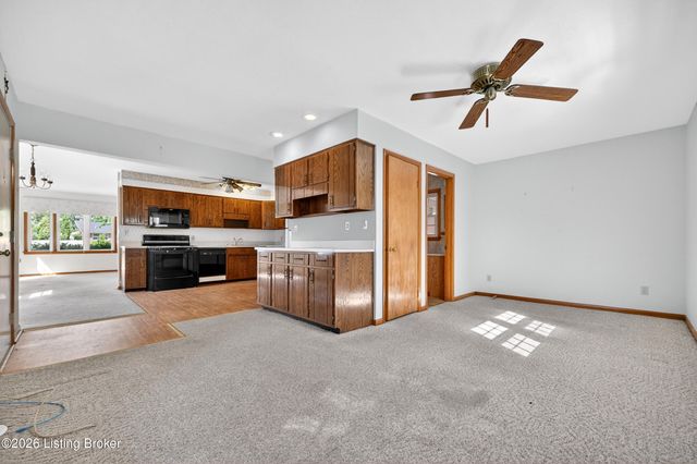 6137 Middlerose Cir, Louisville, KY 40272