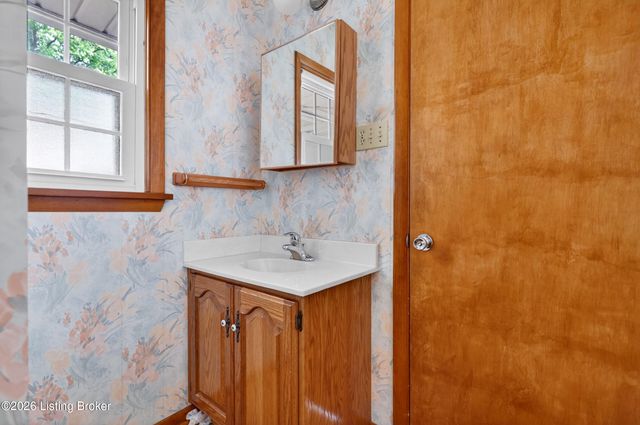 6137 Middlerose Cir, Louisville, KY 40272