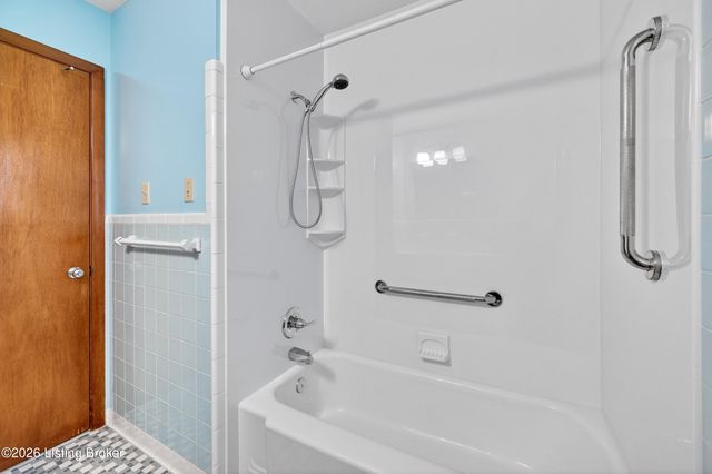 6137 Middlerose Cir, Louisville, KY 40272