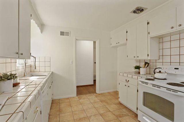 1129 E. Alameda St, Manteca, CA 95336