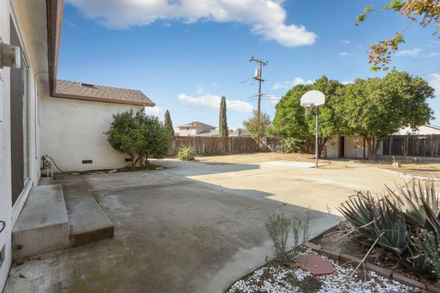 1129 E. Alameda St, Manteca, CA 95336