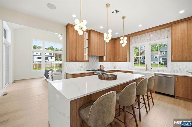 20 Hampton Terrace, Livingston, NJ 07039