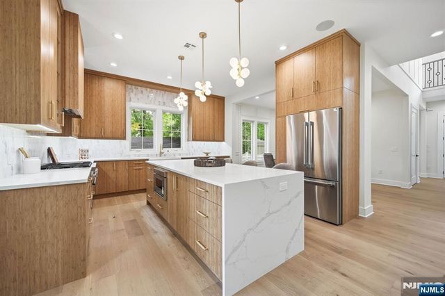 20 Hampton Terrace, Livingston, NJ 07039