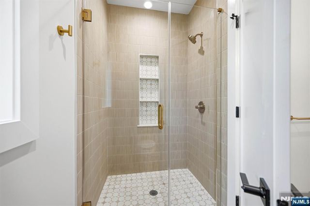 20 Hampton Terrace, Livingston, NJ 07039
