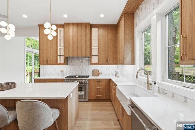 20 Hampton Terrace, Livingston, NJ 07039