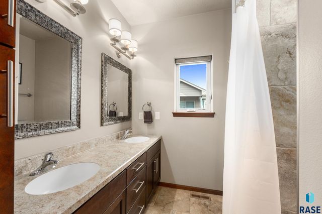 3604 S Home Plate Ave Avenue, Sioux Falls, SD 57110