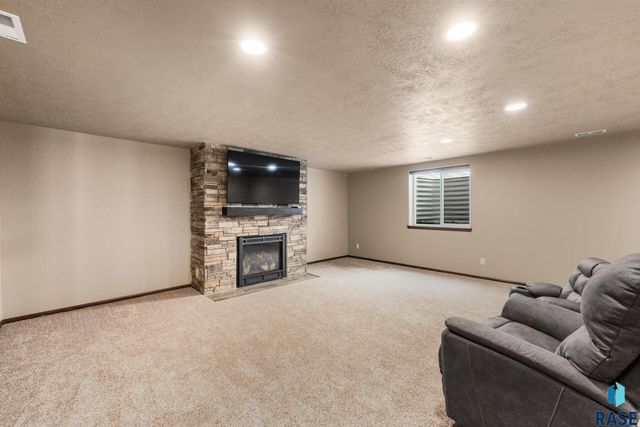 3604 S Home Plate Ave Avenue, Sioux Falls, SD 57110