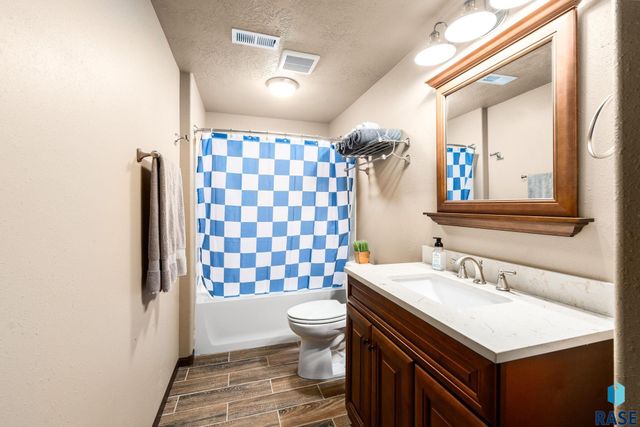 3604 S Home Plate Ave Avenue, Sioux Falls, SD 57110