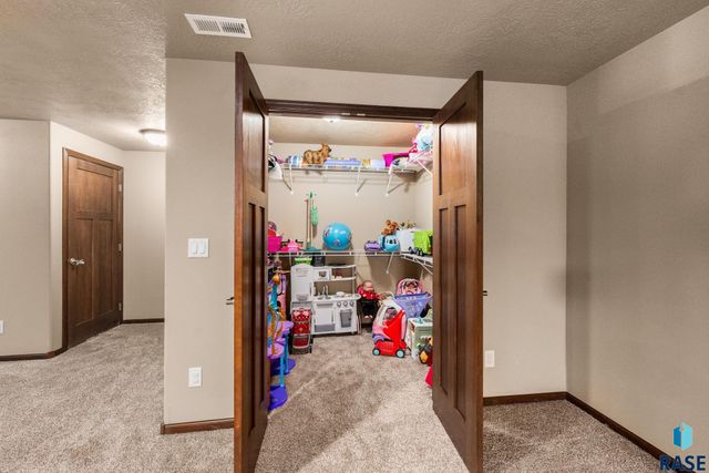 3604 S Home Plate Ave Avenue, Sioux Falls, SD 57110