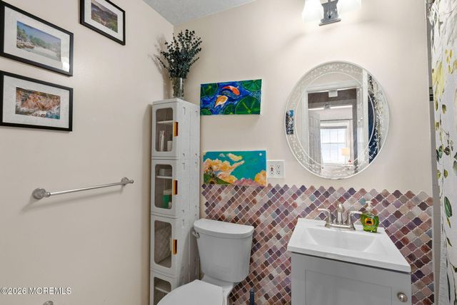 19 Stephenville Parkway, Edison, NJ 08820