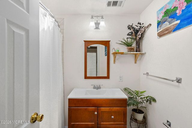19 Stephenville Parkway, Edison, NJ 08820