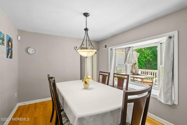 19 Stephenville Parkway, Edison, NJ 08820