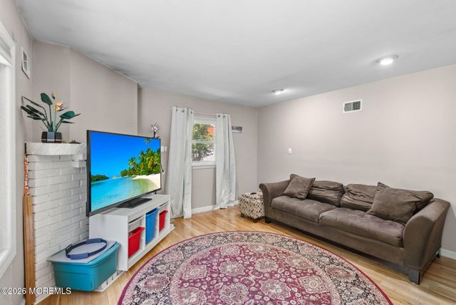 19 Stephenville Parkway, Edison, NJ 08820