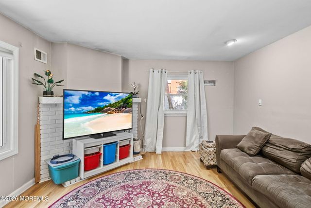 19 Stephenville Parkway, Edison, NJ 08820