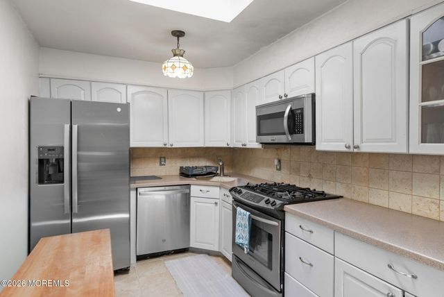 19 Stephenville Parkway, Edison, NJ 08820