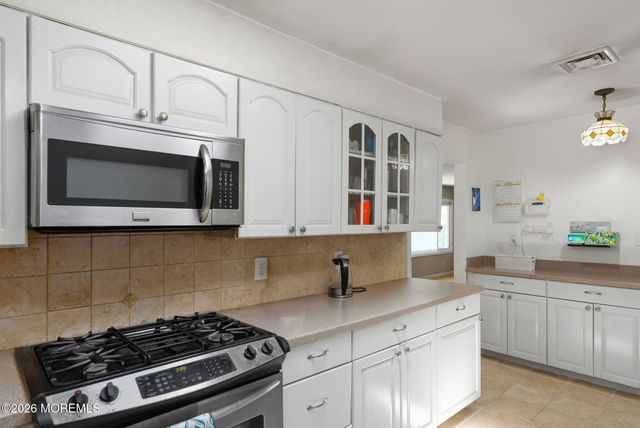 19 Stephenville Parkway, Edison, NJ 08820