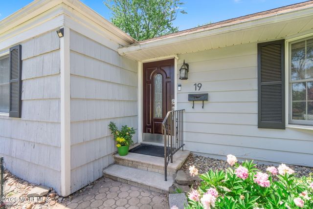 19 Stephenville Parkway, Edison, NJ 08820