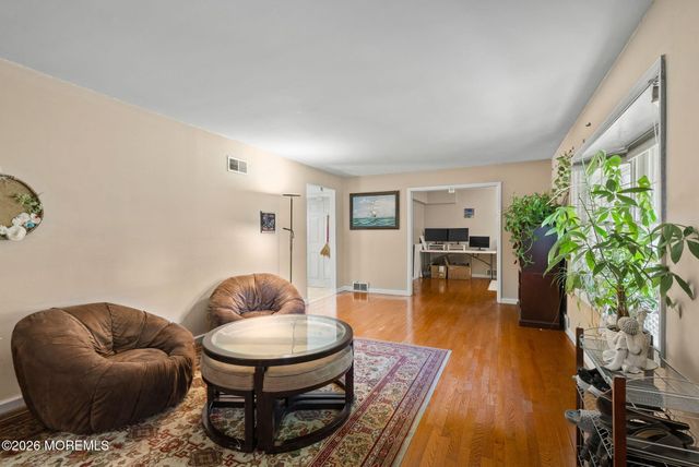 19 Stephenville Parkway, Edison, NJ 08820