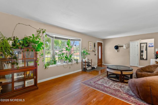 19 Stephenville Parkway, Edison, NJ 08820