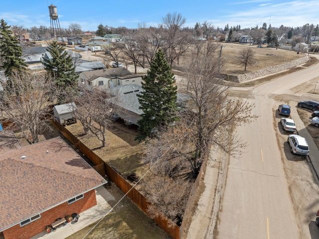 201 10th Ave. SE, Minot, ND 58701