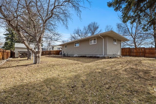 201 10th Ave. SE, Minot, ND 58701