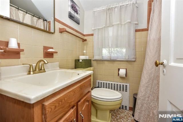 137 Manhattan Avenue, Waldwick, NJ 07463