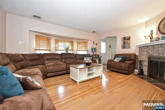 137 Manhattan Avenue, Waldwick, NJ 07463