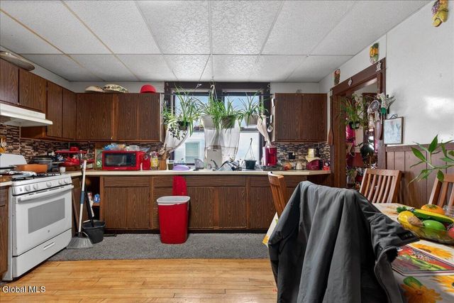 17 Hawk Street, Amsterdam, NY 12010