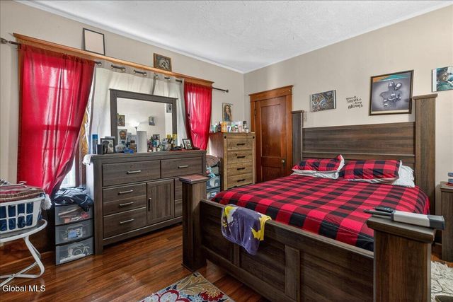 17 Hawk Street, Amsterdam, NY 12010