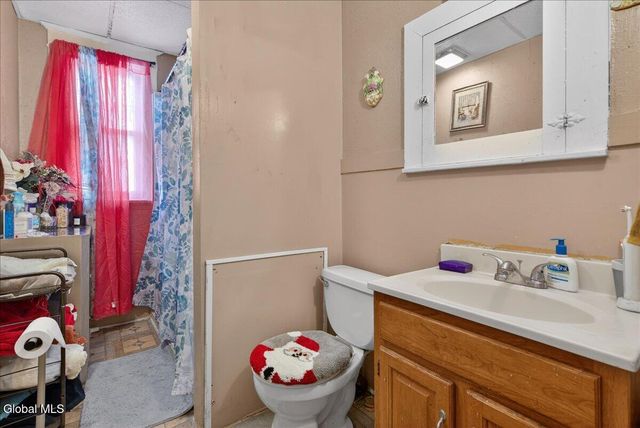 17 Hawk Street, Amsterdam, NY 12010