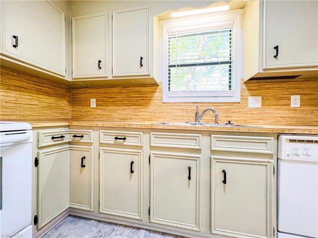 1904 Aspen Way, Winston-salem, NC 27106